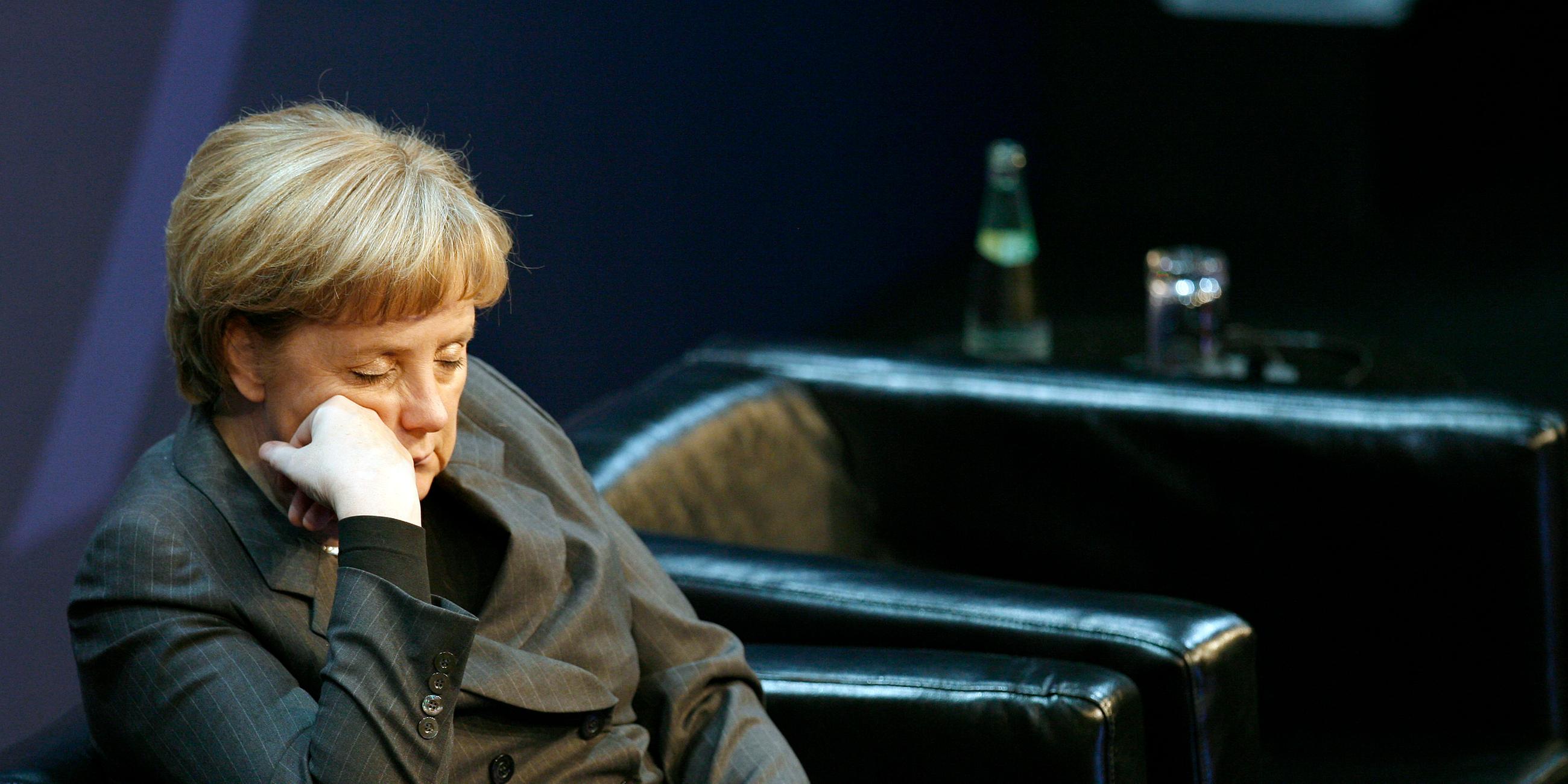 Das Bild zeigt Angela Merkel dösend in einem Sessel.