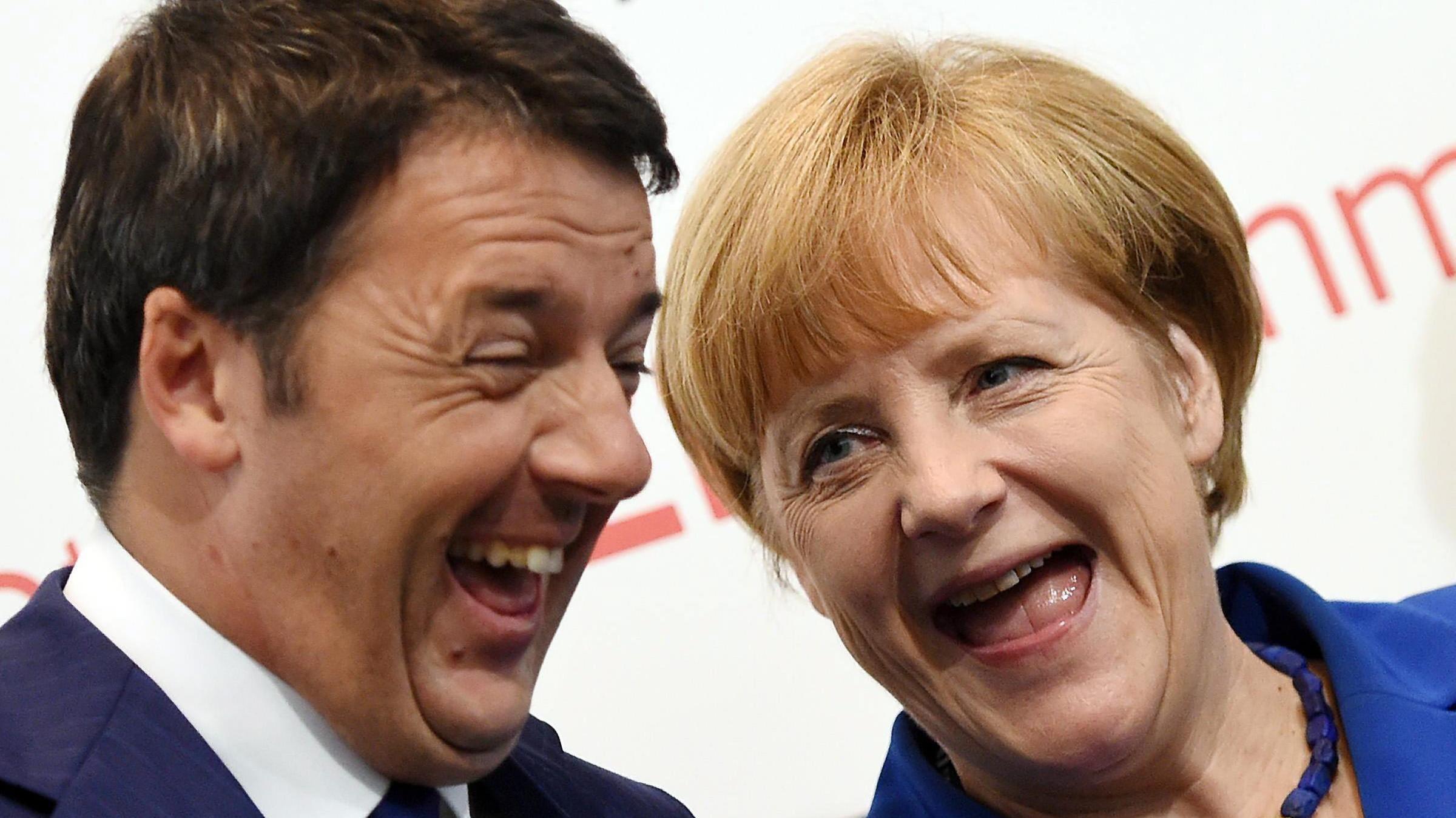 Das Bild zeigt Angela Merkel lachend mit dem ehemaligen italienischen Ministerpräsidenten Matteo Renzi.
