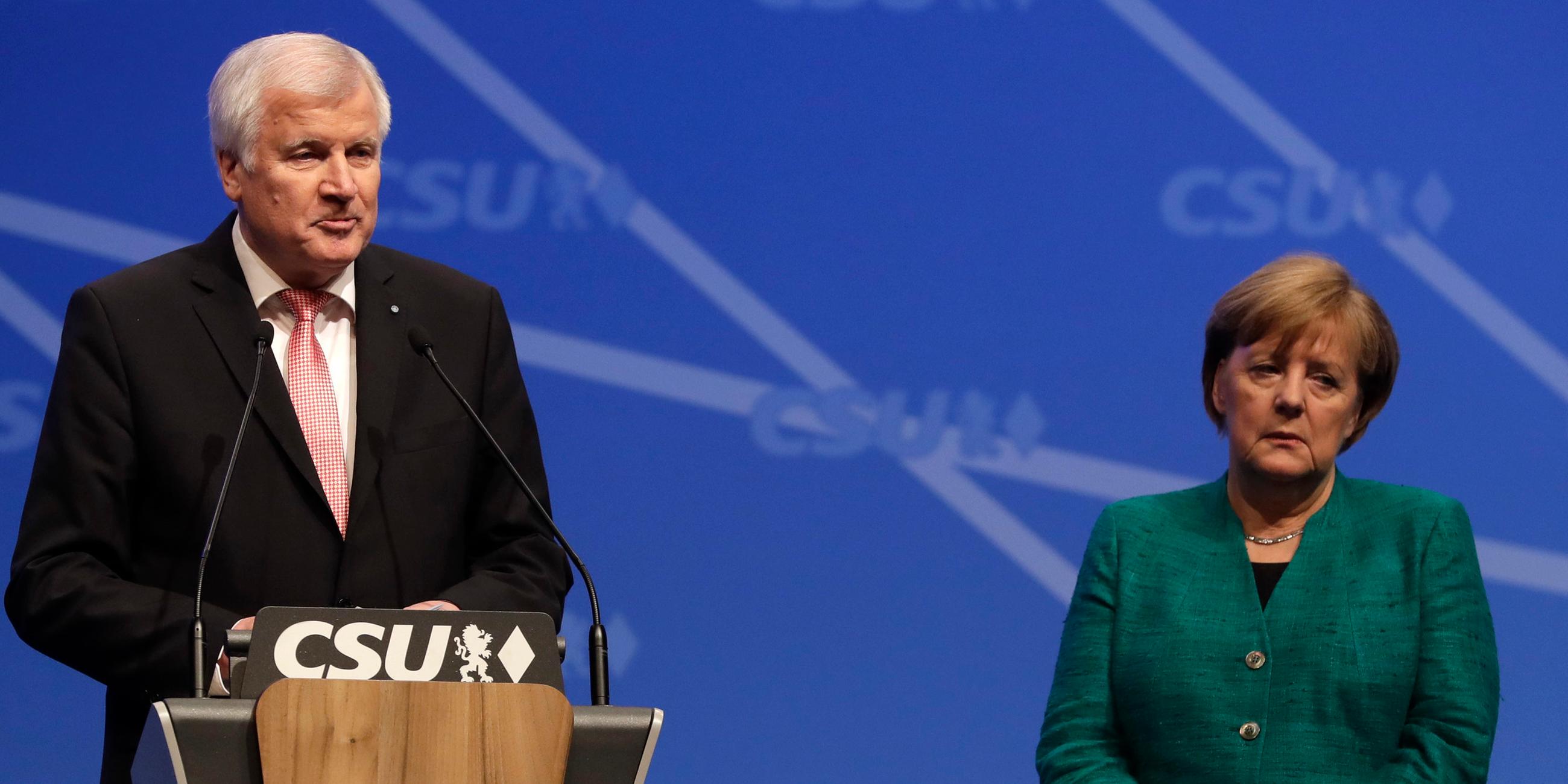 Das Bild zeigt Angela Merkel mit Bundesinnenminister Horst Seehofer.