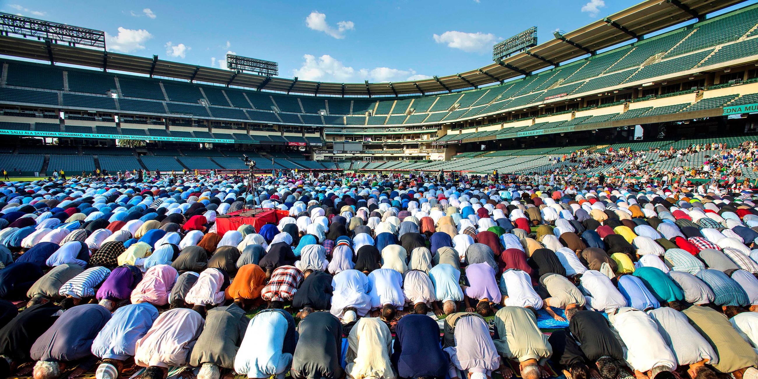 muslime feiern das opferfest im angel stadion von anaheim