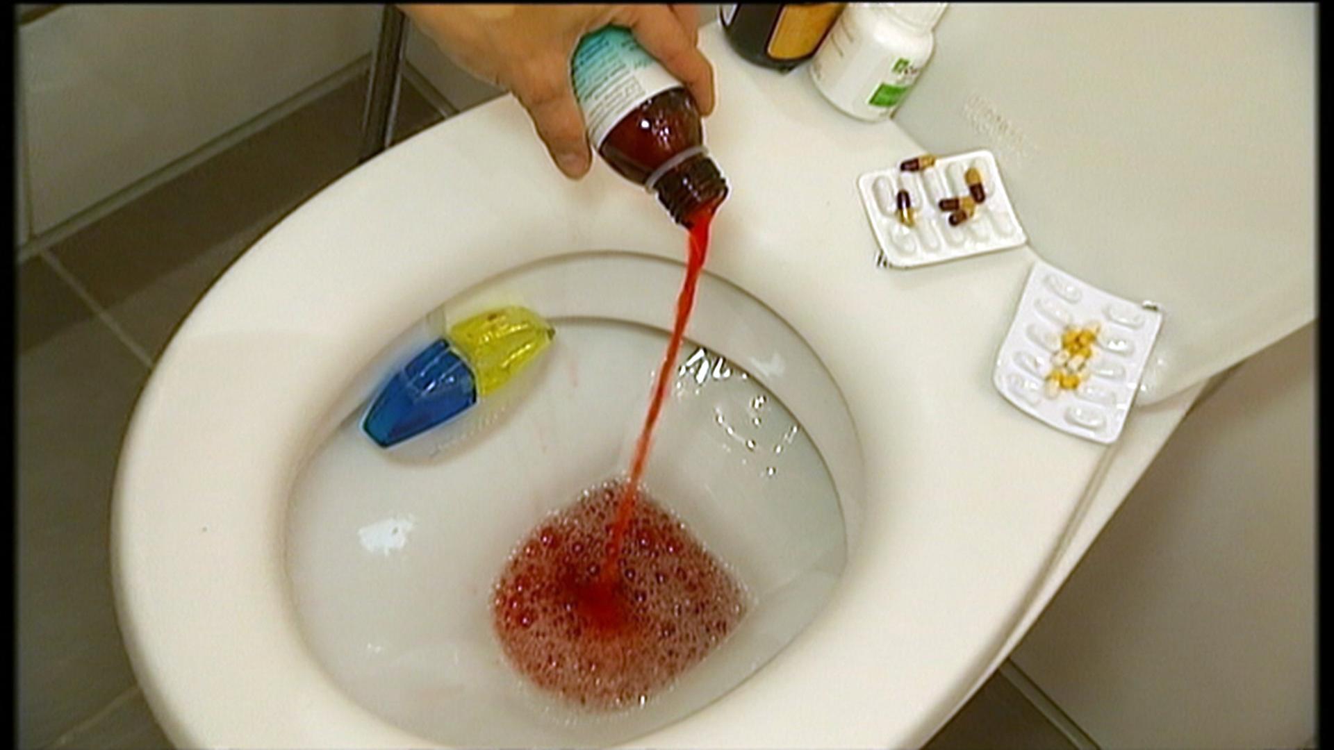 Medikamente werden in Toilette geschüttet