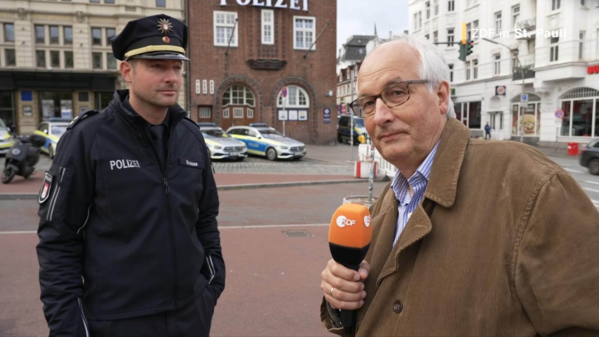 ZDF-Reporter Ralf Zimmermann von Siefart spricht mit dem Leiter der Polizeistation Davidwache, Sebastian Krause