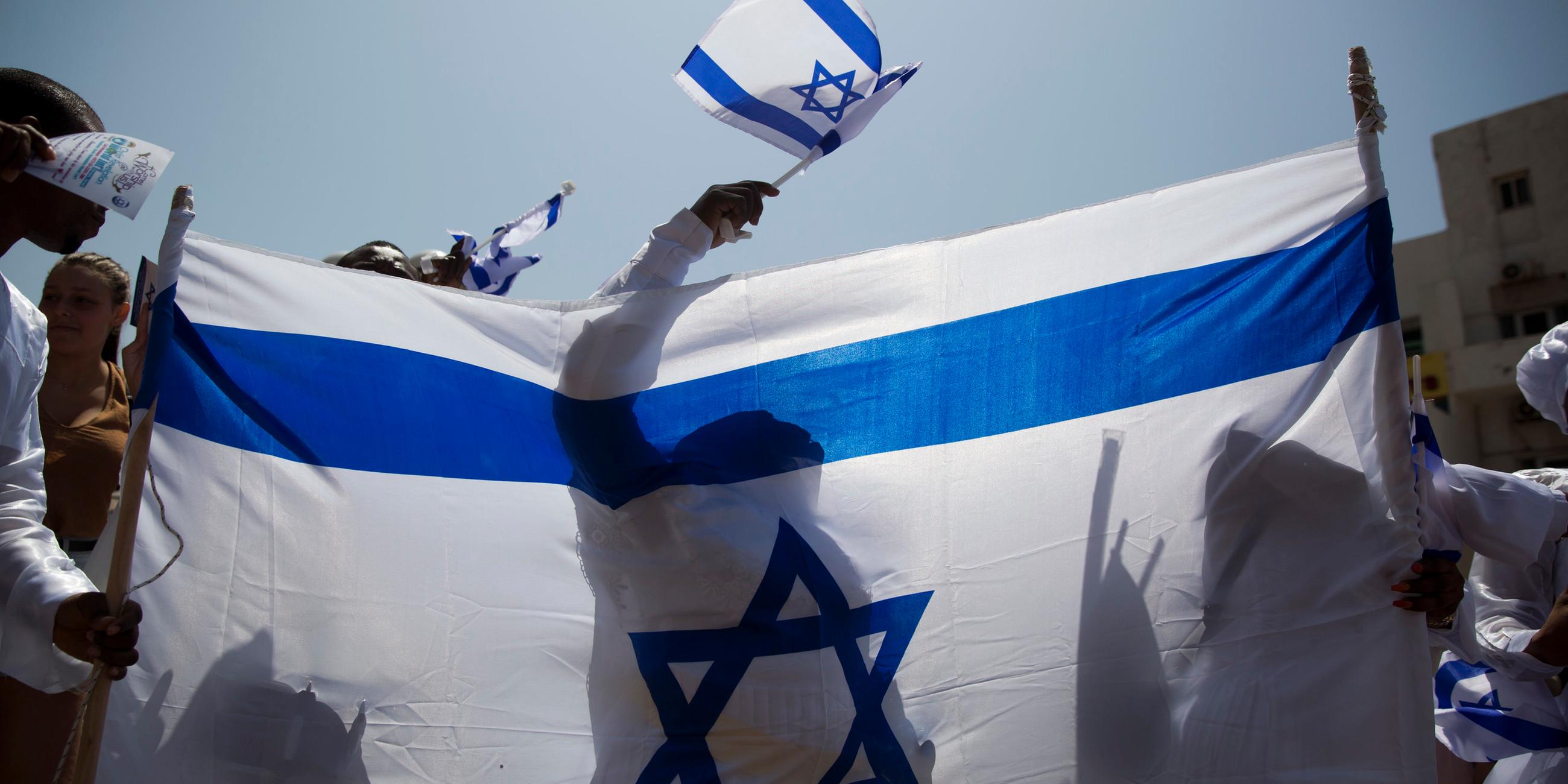Feiern zum Unabhängigkeitstag in Israel - Flaggen wehen im Wind (Archivbild)
