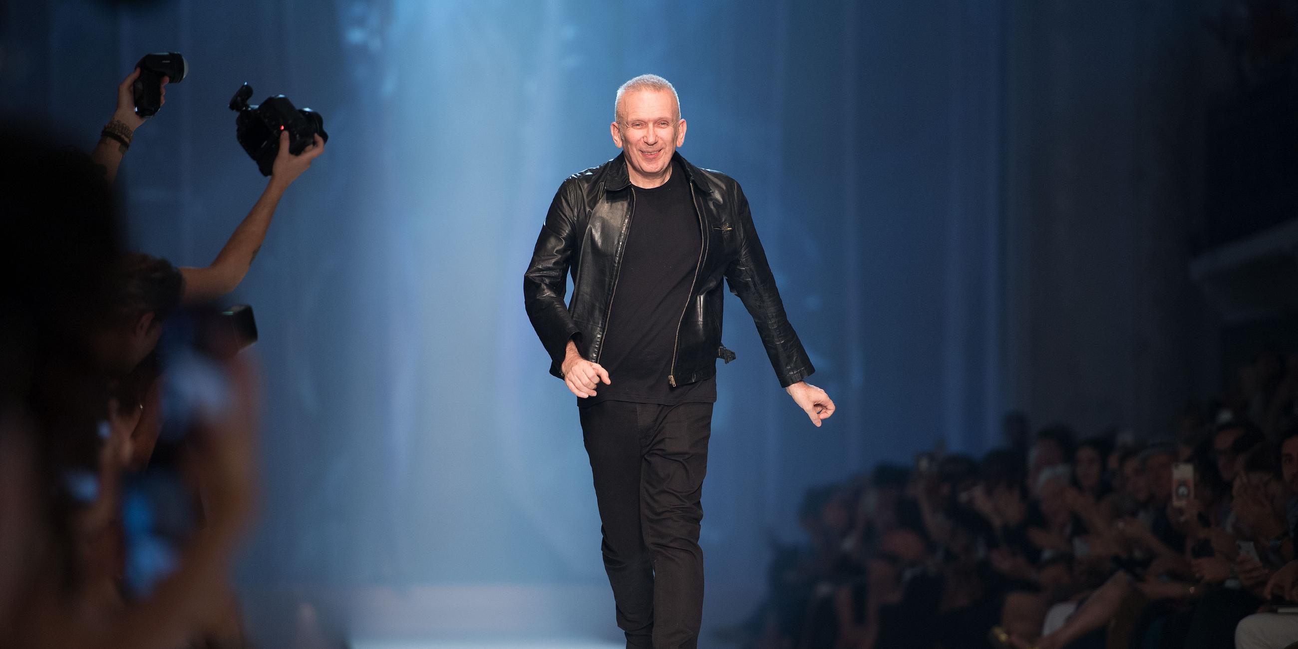 Archivbild: Der Modedesigner, Jean Paul Gaultier, läuft den Catwalk entlang nach einer seiner Shows in Paris 2018.