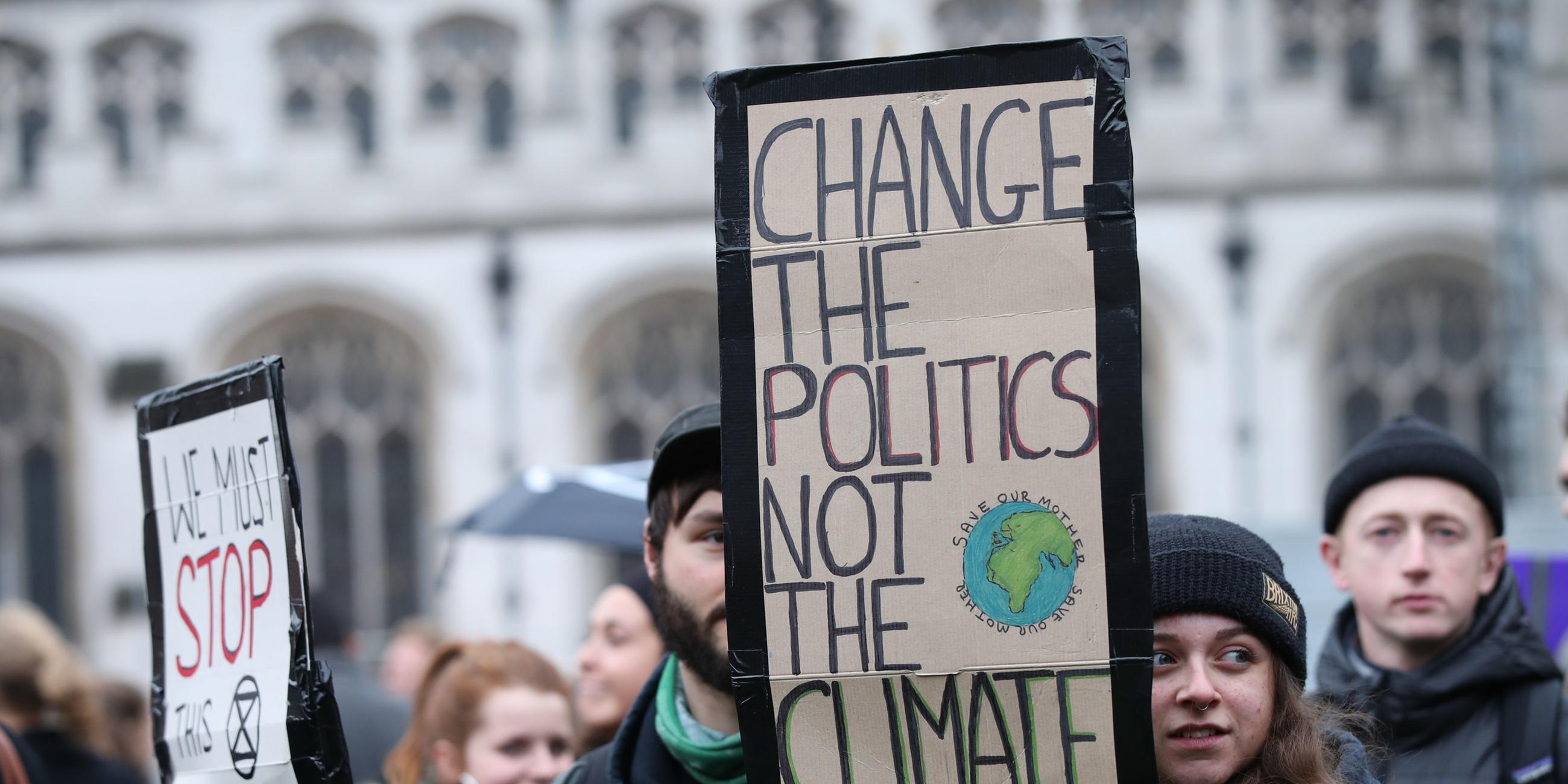 junge menschen demonstrieren gegen den klimawandel