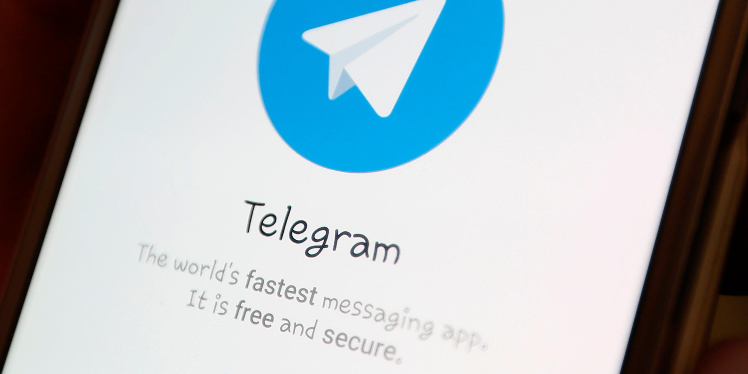 Das Logo des Messengerdienstes Telegram ist auf einem Handy zu sehen