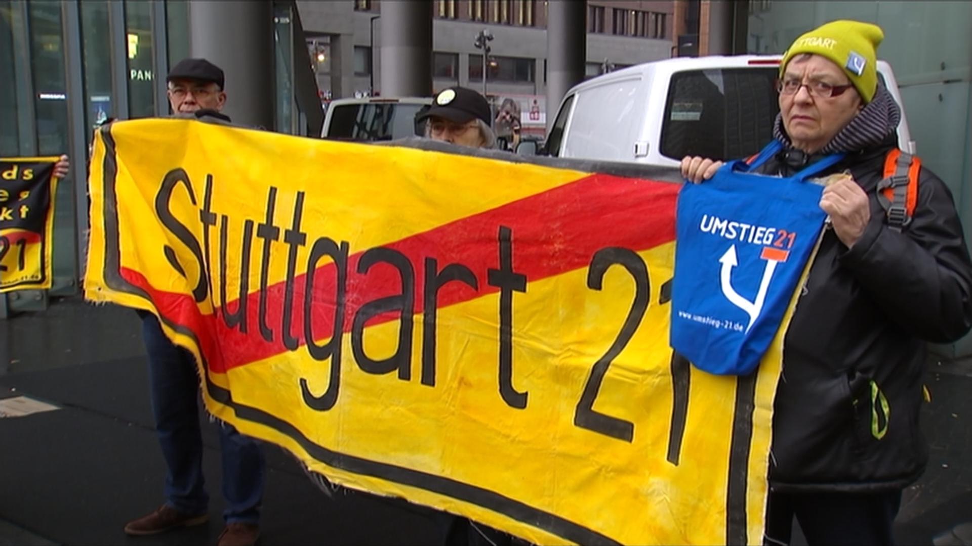 STuttgart21 -Gegner mit Plakat Stuttgart 21