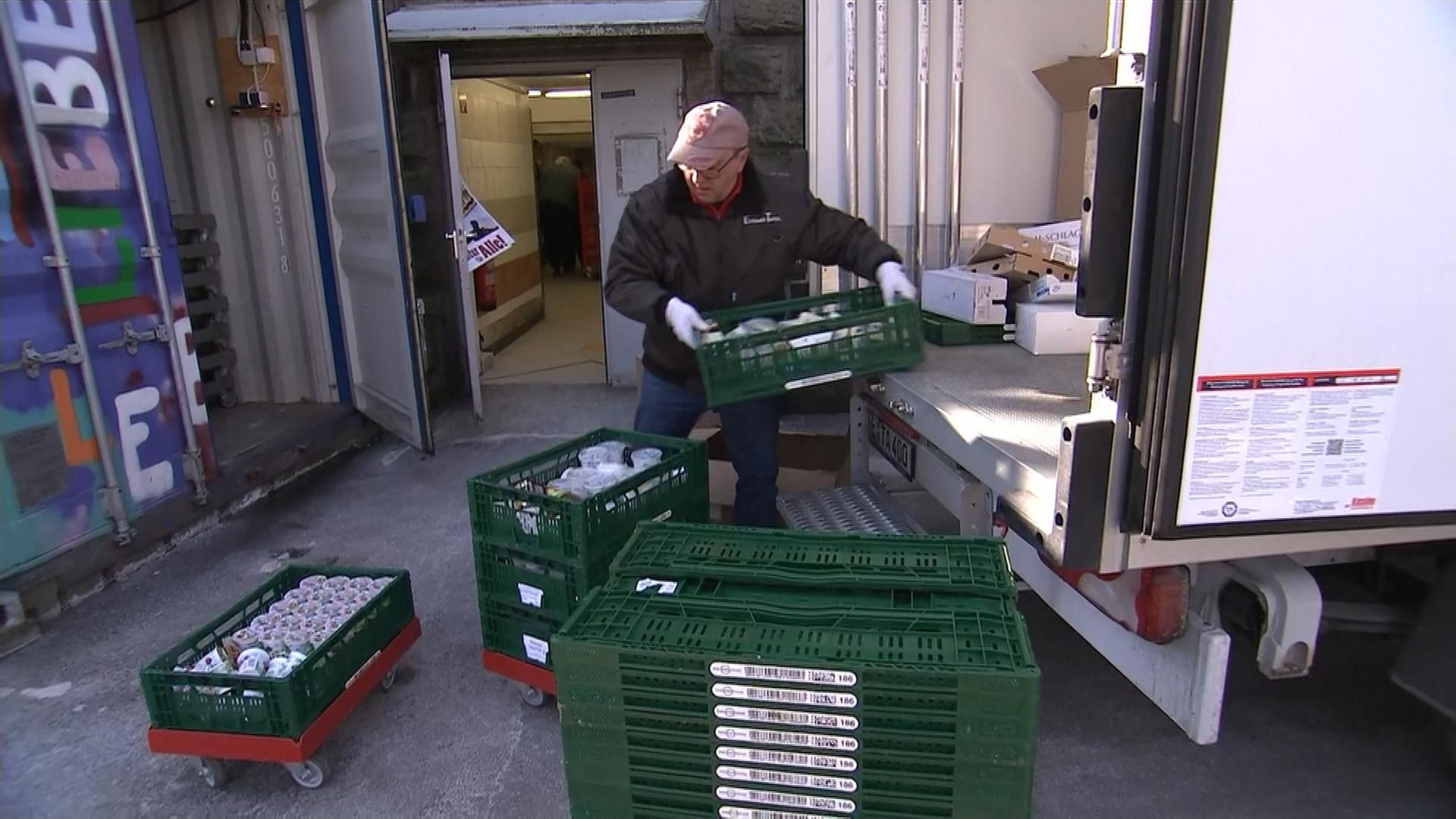 Mann lädt Essen vom LKW für Essener Tafel
