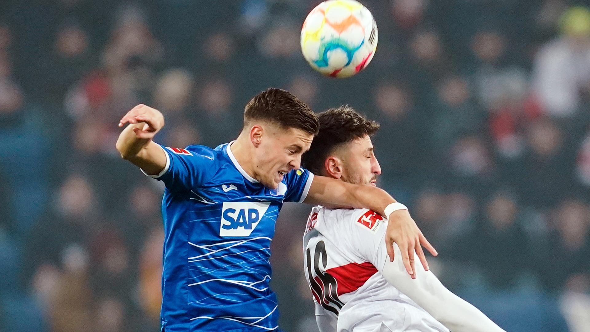 Hoffenheims Christoph Baumgartner (l) und Stuttgarts Atakan Karazor kämpfen um den Ball. 