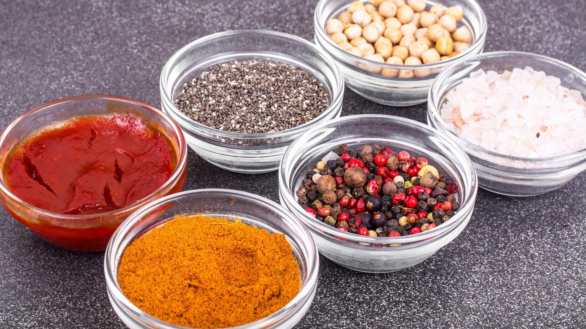 verschiedene gewuerze und zutaten