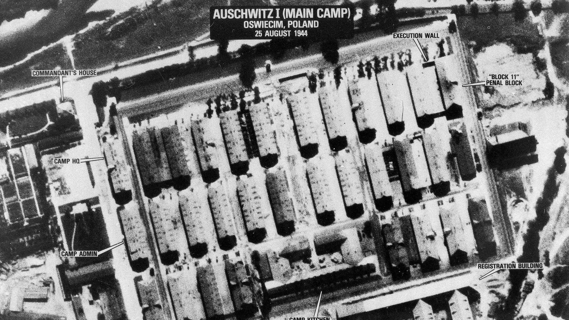 "1944 - Bomben auf Auschwitz?": Konzentrationslager Auschwitz, Luftaufnahme von 1944 