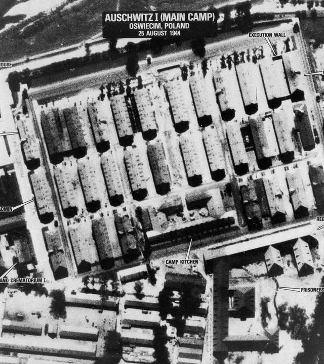 "1944 - Bomben auf Auschwitz?": Konzentrationslager Auschwitz, Luftaufnahme von 1944 