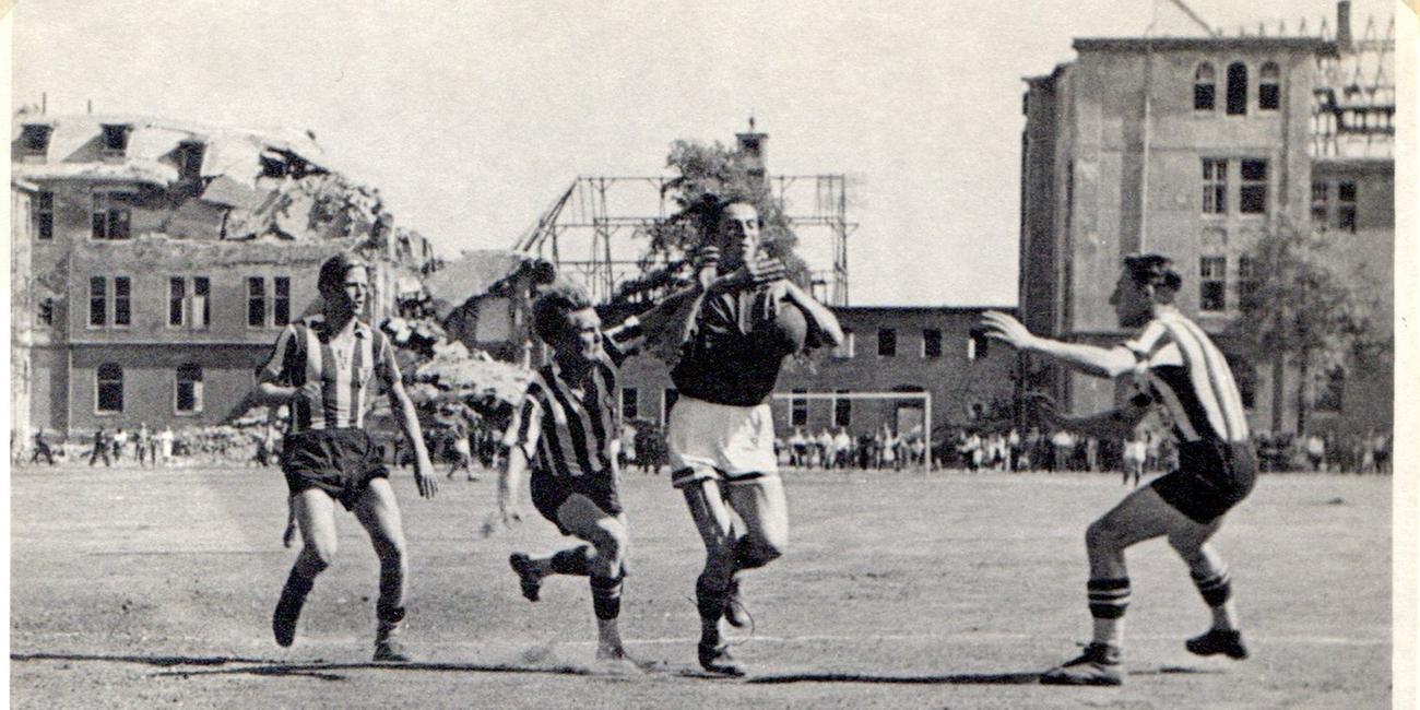 Spielszene aus dem zerstörten Kiel vom 14. Juli 1946 (PSV Kiel gegen THW Kiel) auf dem Sportplatz Eichhof