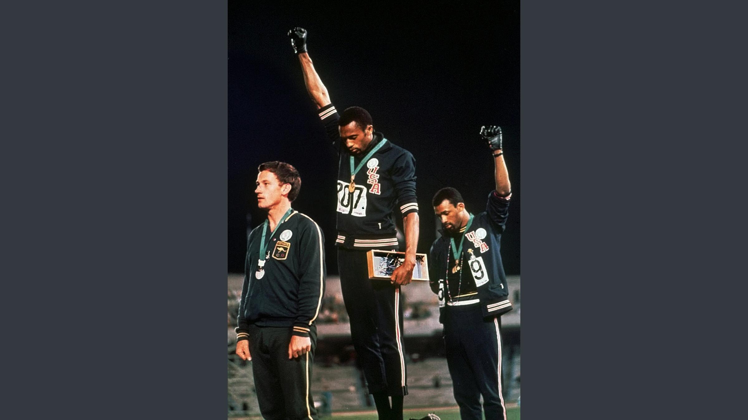 Protest von Tommie Smith während der Medaillenverleihung bei den olympischen Spielen in Mexiko 1968