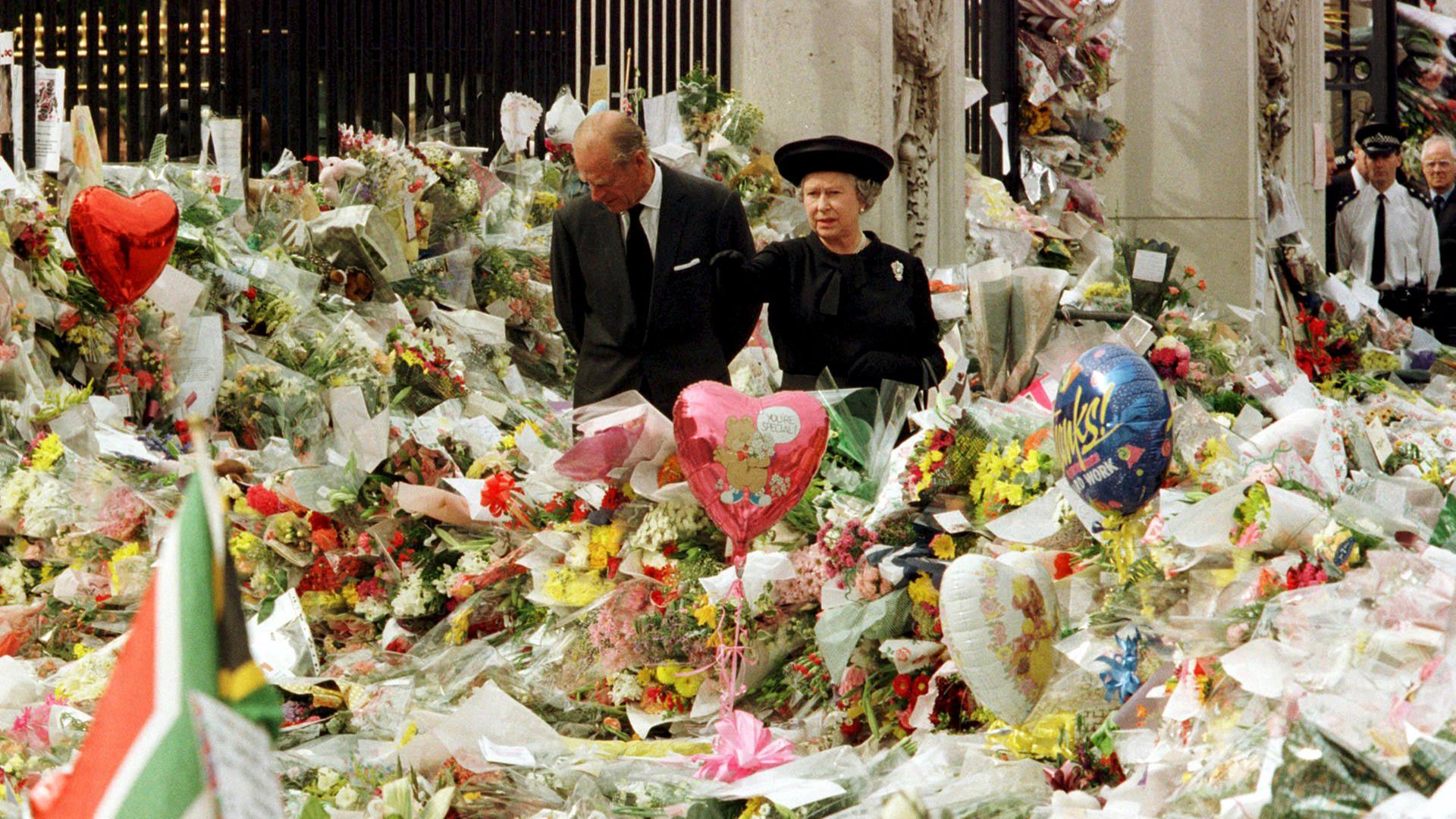 September 1997: Die Queen inmitten des Blumenmeeres, das Menschen in Gedenken an die kurz zuvor tödlich verunglückte Prinzessin Diana vor dem Buckingham Palace niedergelegt haben.