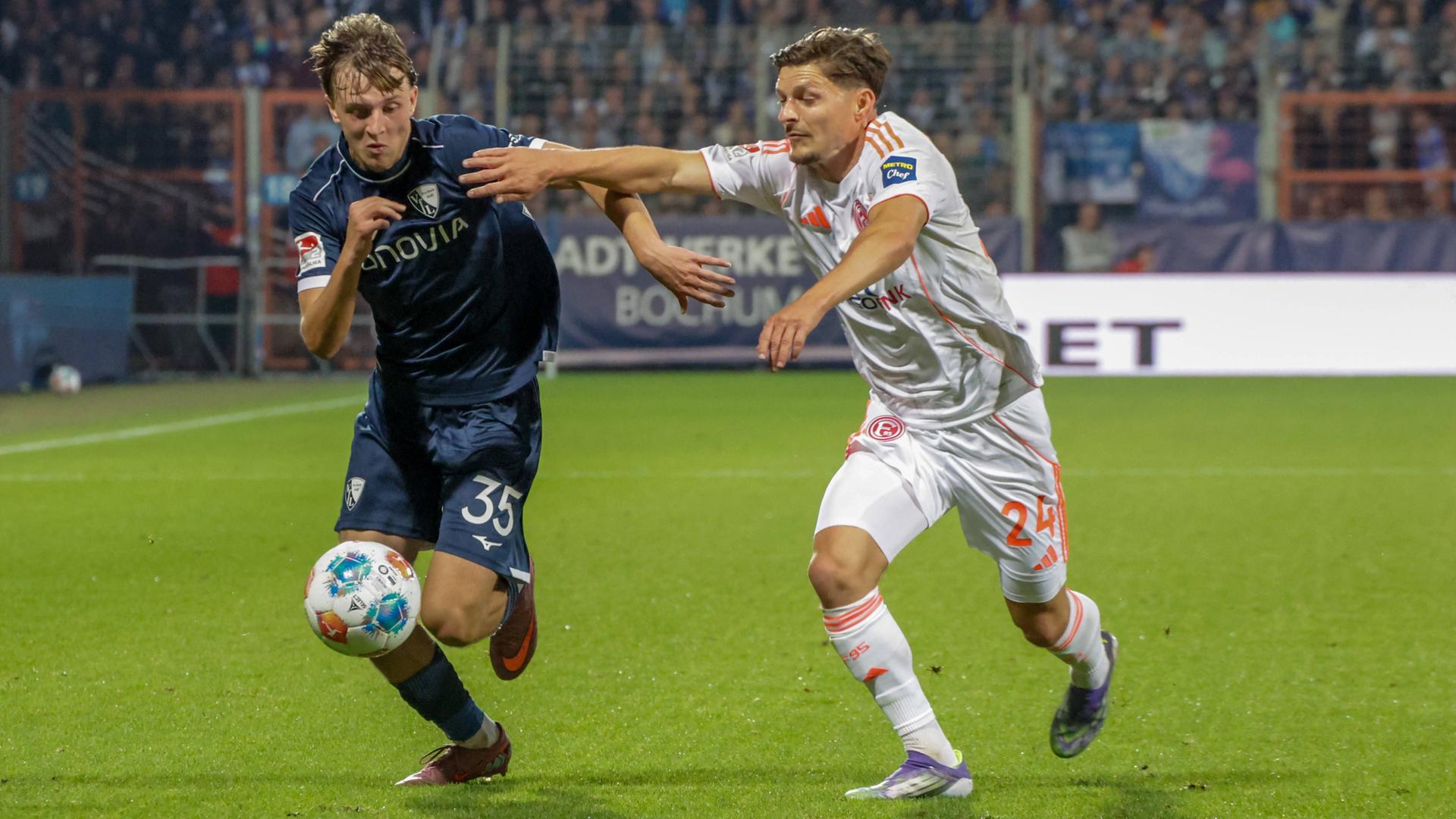 Kacper Koscierski vom VfL Bochum im Zweikampf mit Düsseldorfs Florent Muslija.