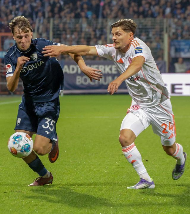 Kacper Koscierski vom VfL Bochum im Zweikampf mit Düsseldorfs Florent Muslija.