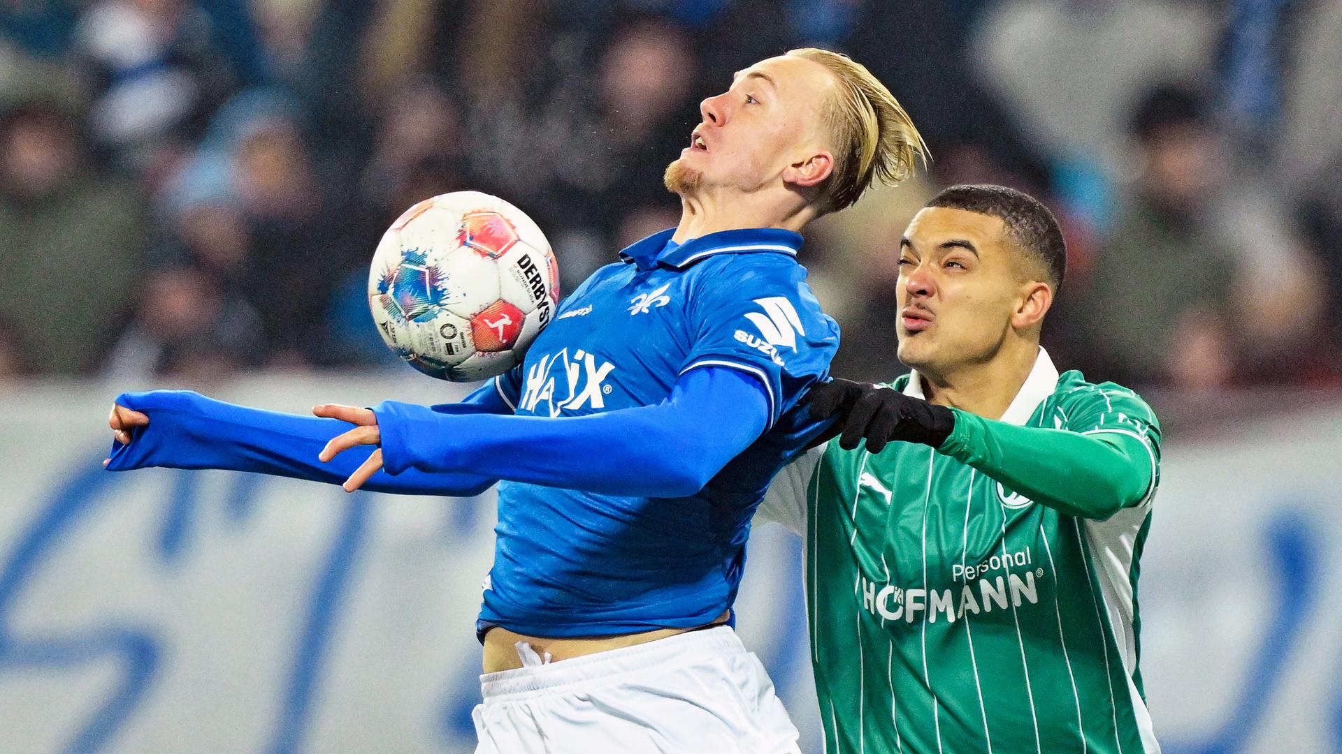 Darmstadts Isac Lidberg und Maximilian Dietz von Greuther Fürth kämpfen um den Ball.