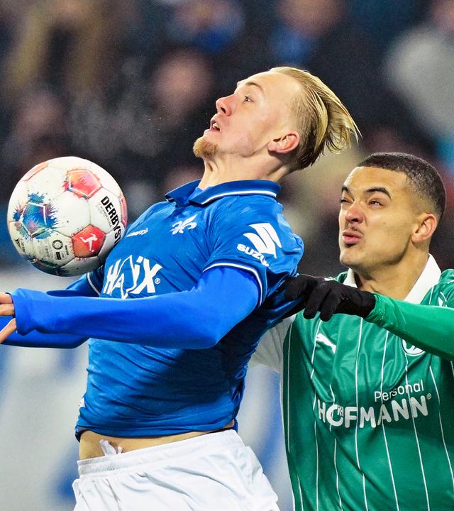 Darmstadts Isac Lidberg und Maximilian Dietz von Greuther Fürth kämpfen um den Ball.