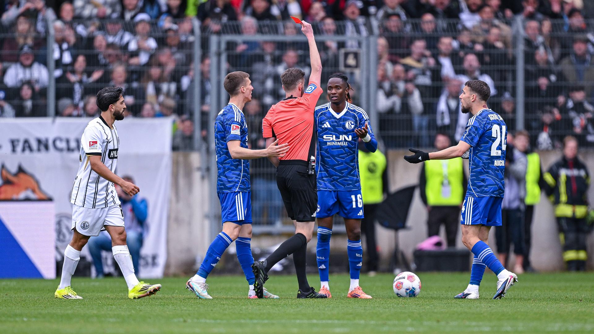 Rote Karte für Moussa Ndiaye (FC Schalke 04) am 12.04.2026 in Elversberg.