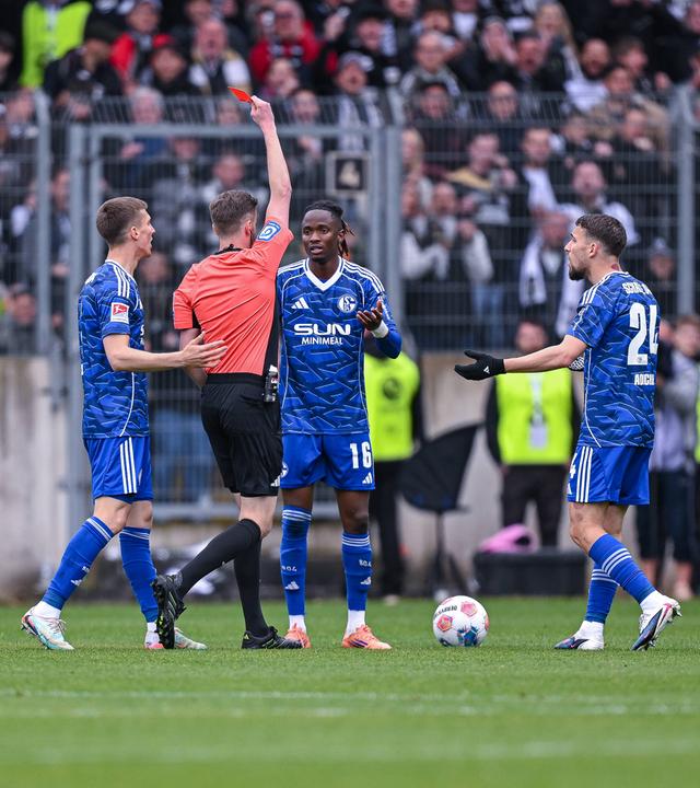 Rote Karte für Moussa Ndiaye (FC Schalke 04) am 12.04.2026 in Elversberg.