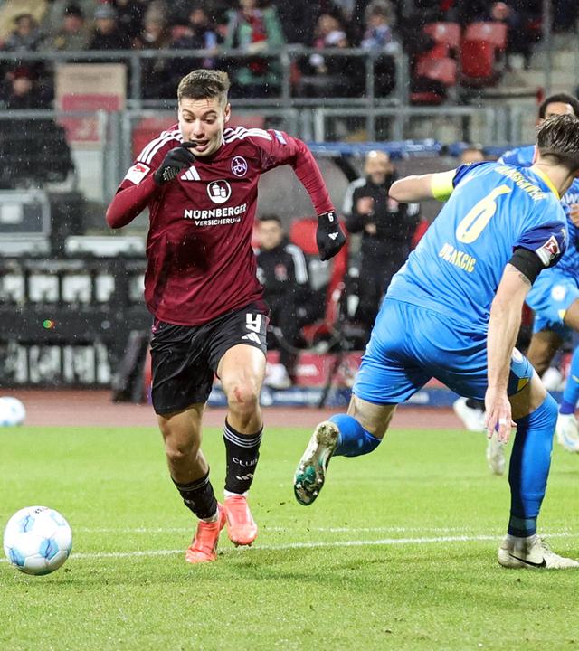 Nürnbergs Stefanos Tzimas und Ermin Bicakcic von Eintracht Braunschweig kämpfen um den Ball.
