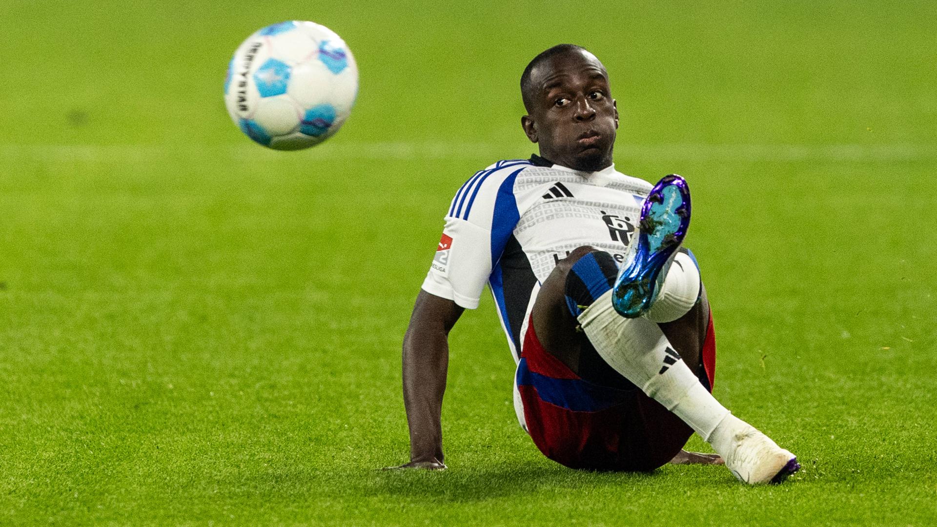 Jean-Luc Dompe ‍in action for Hamburg‌ against ⁤Schalke 04.