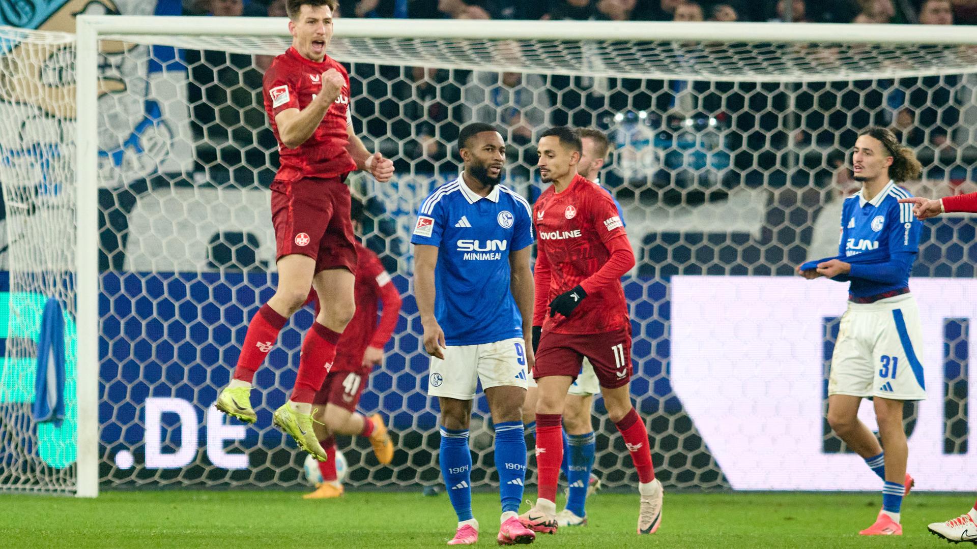 Daniel Hanslik von Kaiserslautern jubelt über sein Tor zum 0:2 gegen Schalke 04.