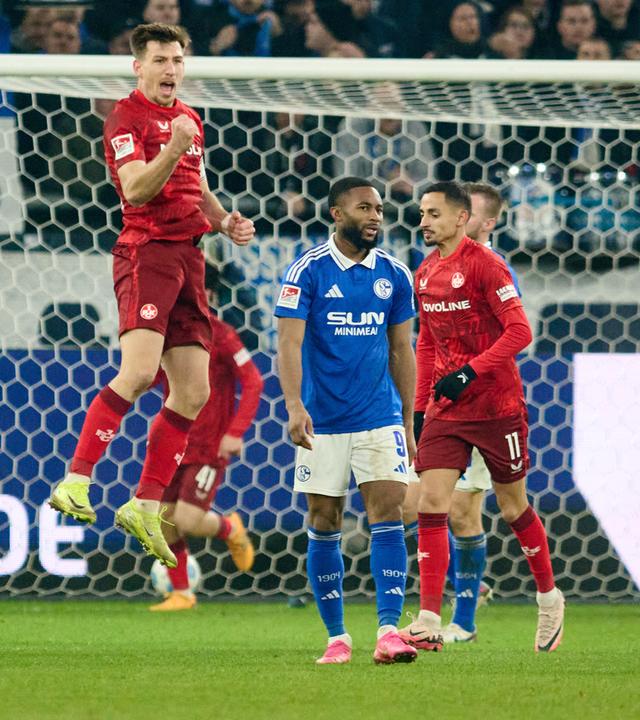 Daniel Hanslik von Kaiserslautern jubelt über sein Tor zum 0:2 gegen Schalke 04.