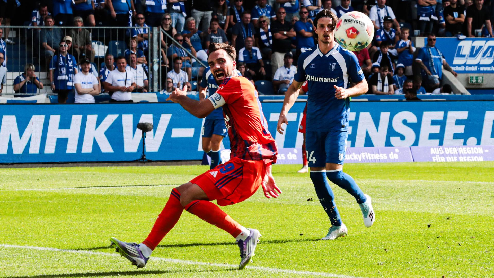 Schalkes Kenan Karaman und Magdeburgs Jean Hugonet in Aktion während dem Spiel.