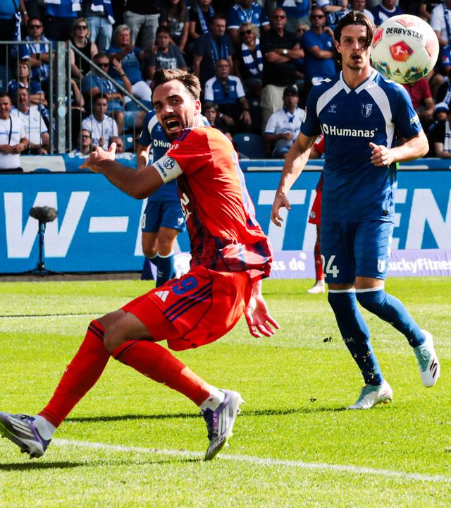 Schalkes Kenan Karaman und Magdeburgs Jean Hugonet in Aktion während dem Spiel.