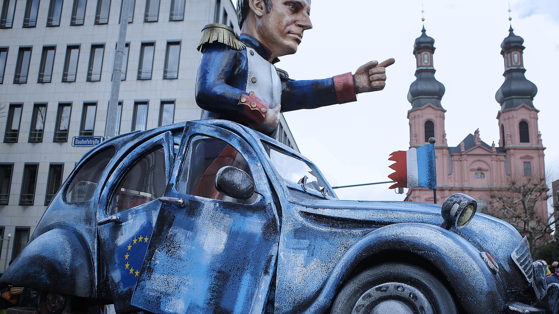 Archiv: Emanuel Macron durfte 2018 in seiner „Döschwo“ beim Rosenmontagszug in Mainz als Motivwagen mitfahren, aufgenommen am 12.02.2018 in Mainz
