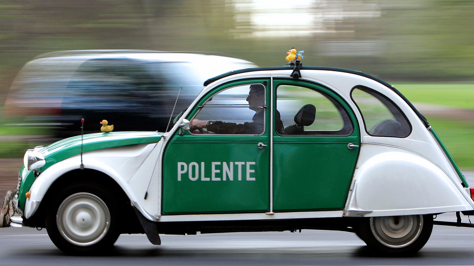 Archiv: Johannes Wittig fährt mit seiner "Polente" durch Köln, aufgenommen am  07.04.2005