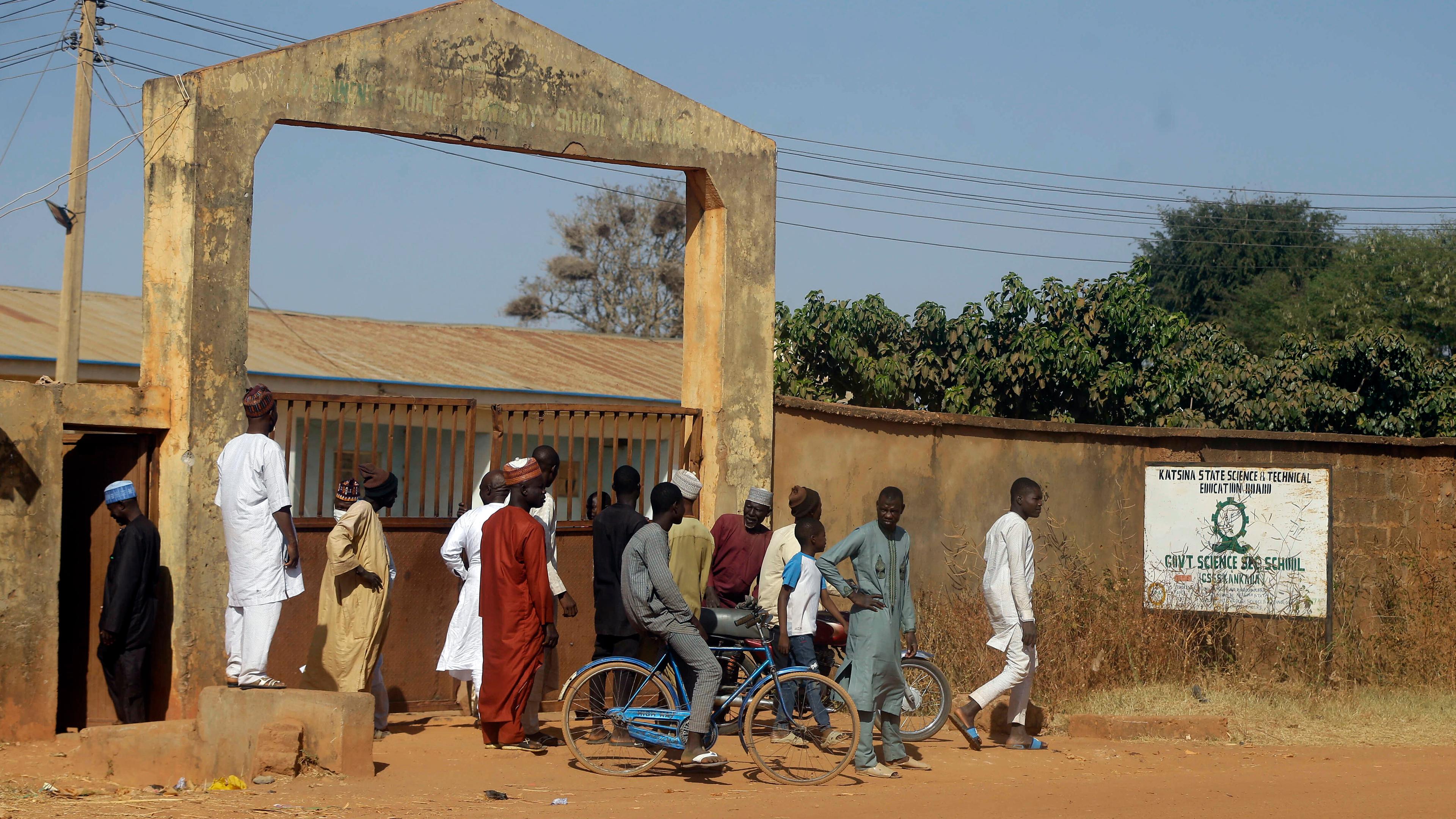 Nigeria, 15.12.2020: Die Eltern der verschleppten Kinder stehen vor der Schule und warten auf Neuigkeiten