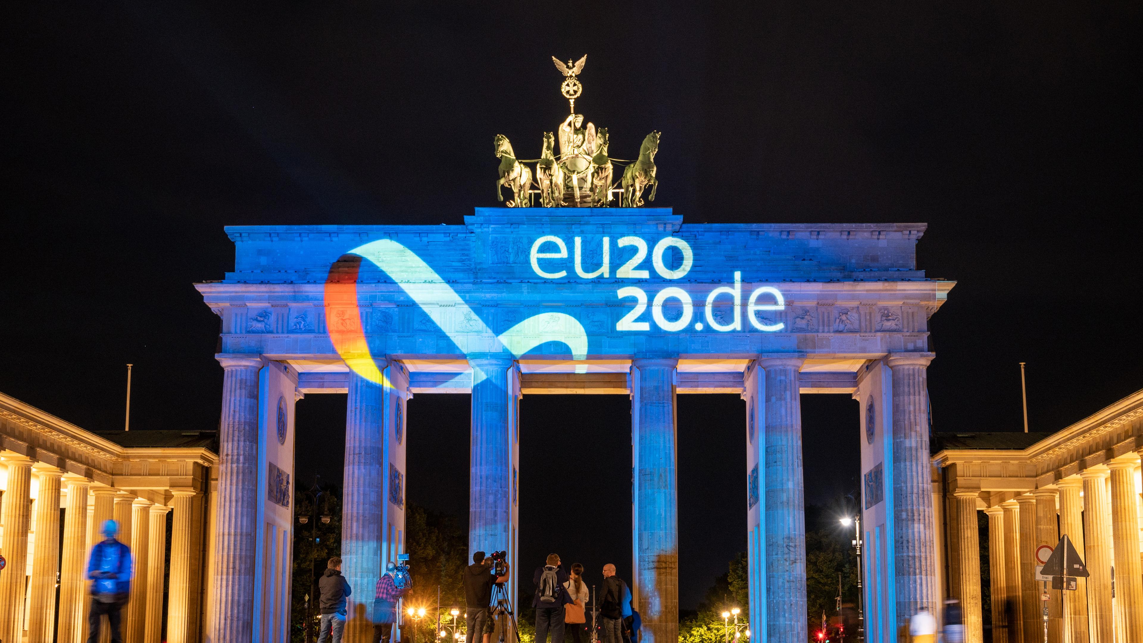 Zur deutschen EU-Ratspräsidentschaft 2020 wird das Logo auf das Brandenburger Tor projiziert, Berlin, 01.07.2020