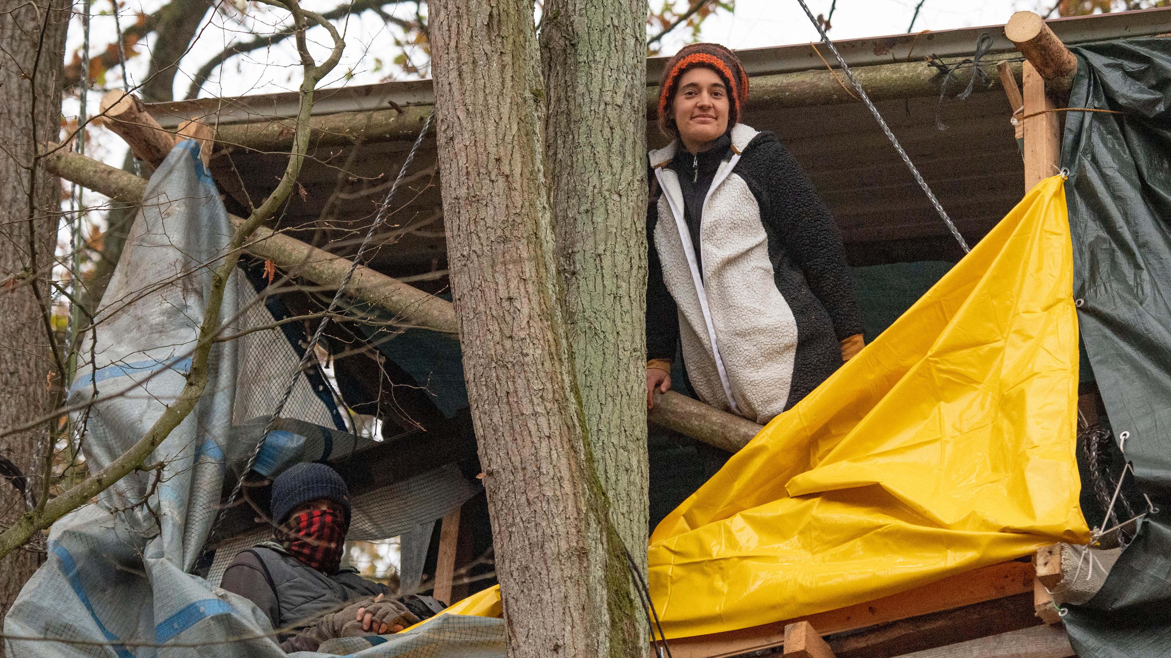 12.11.2020, Niderklein: Umweltaktivistin Carola Rackete auf einem Baumhaus im Dannenröder Forst