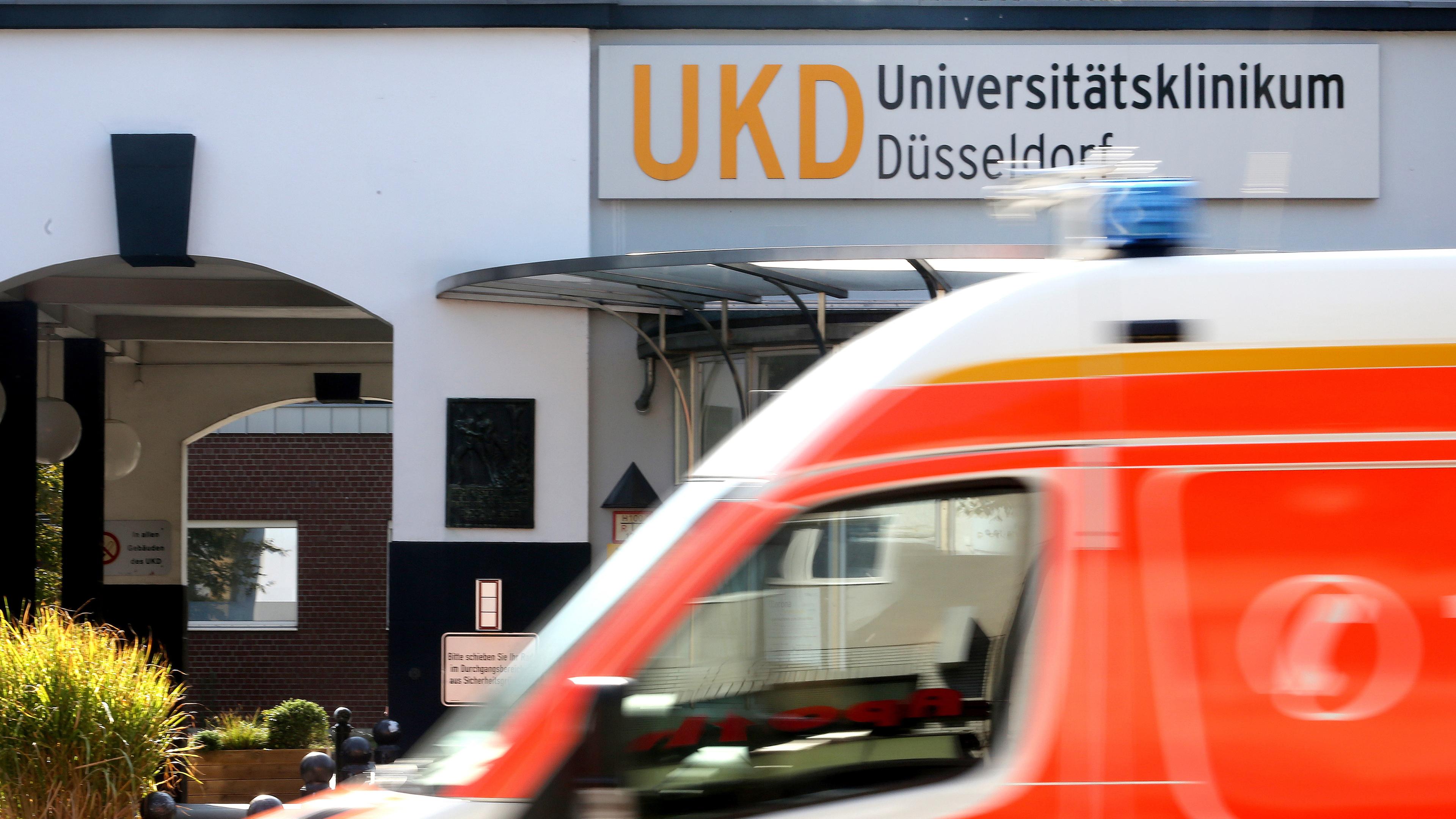 Ein Rettungswagen fährt am Haupteingang des Universitätsklinikums in Düsseldorf vorbei.