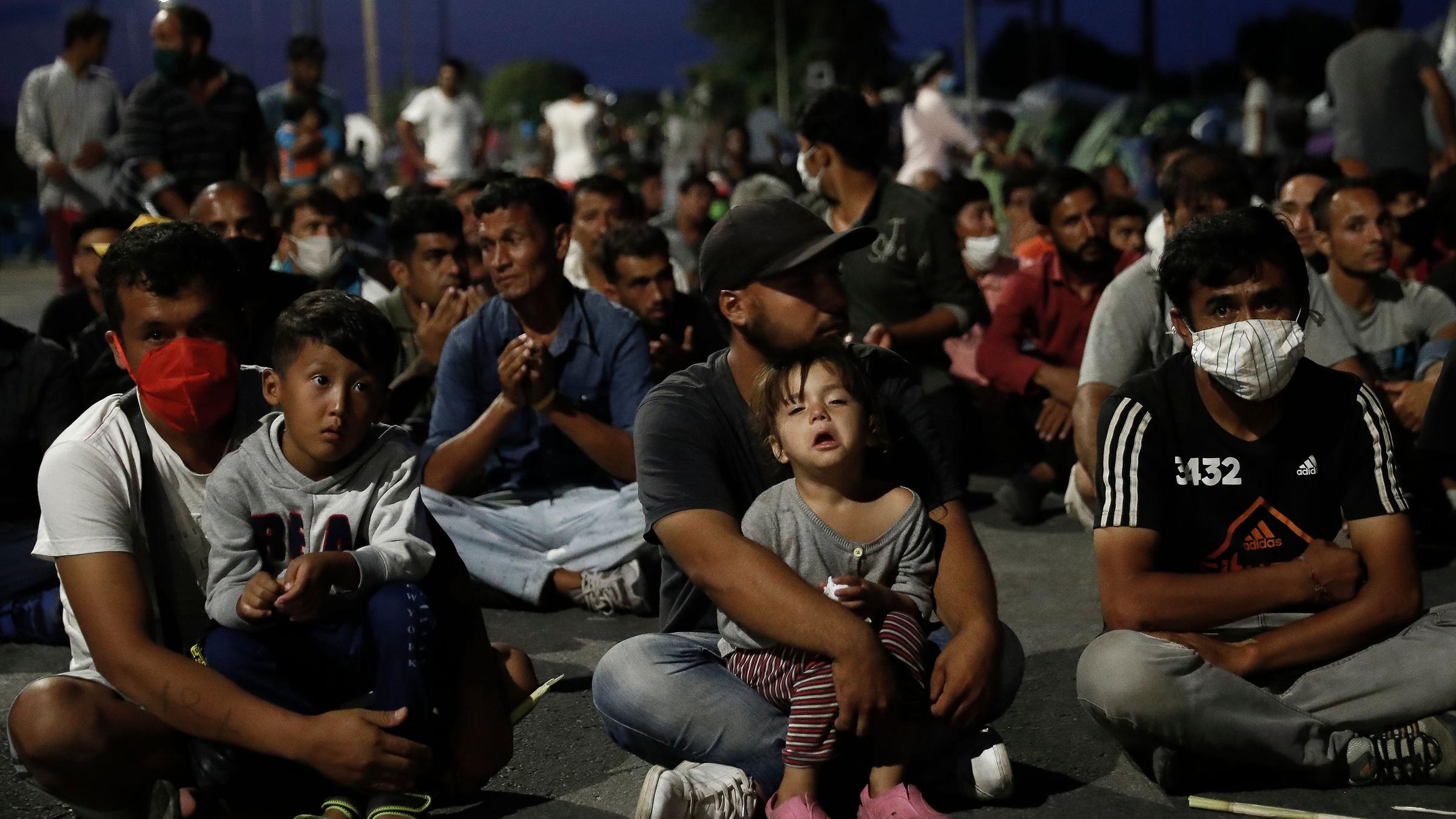 Tausende Flüchtlinge sind nach dem Brand in Moria obdachlos. Der Neuaufbau hat begonnen, aber die Migranten wollen die Insel verlassen.