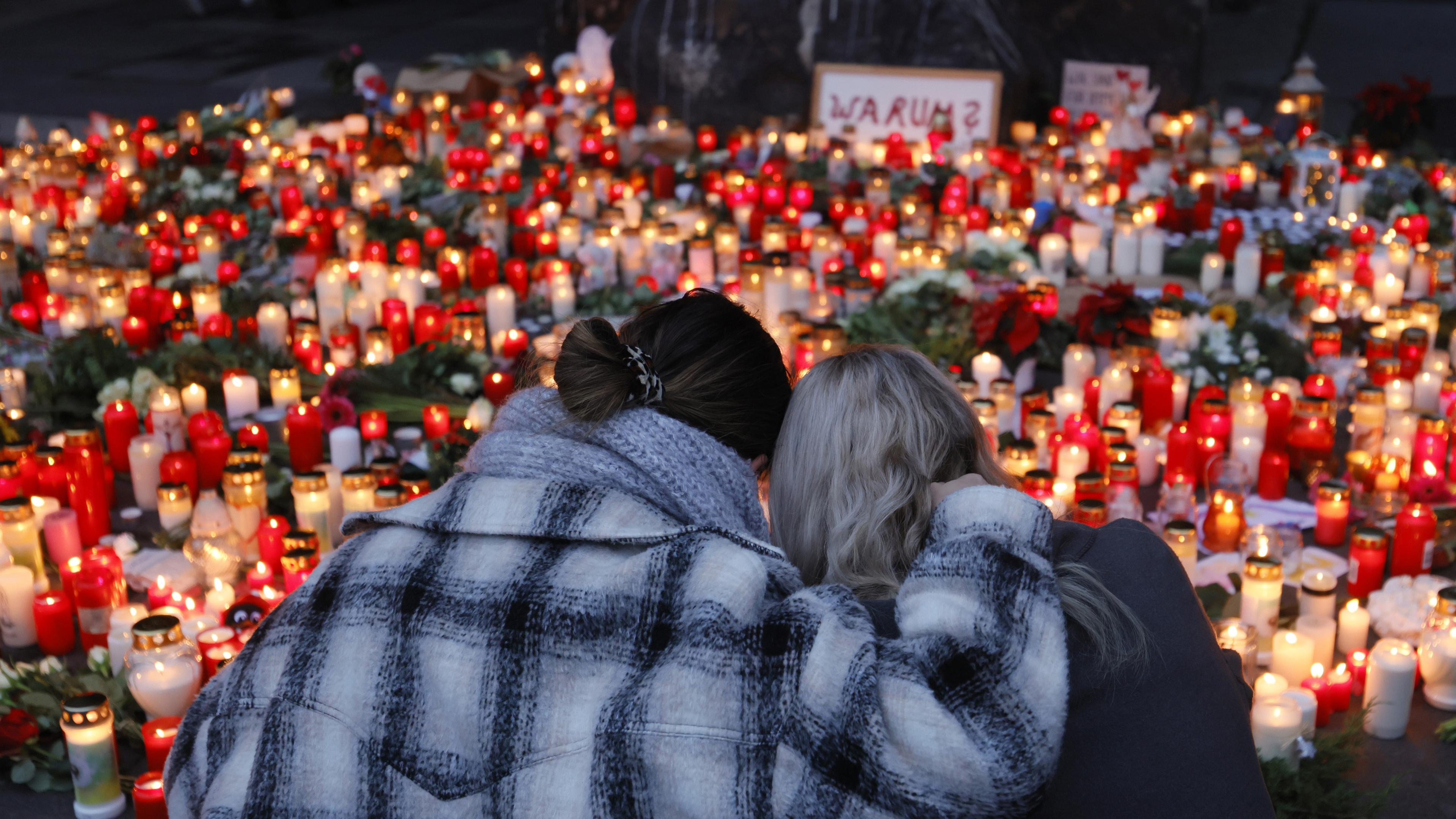 Kerzen und Erinnerungen nach der Amokfahrt in Trier, 02.12.20
