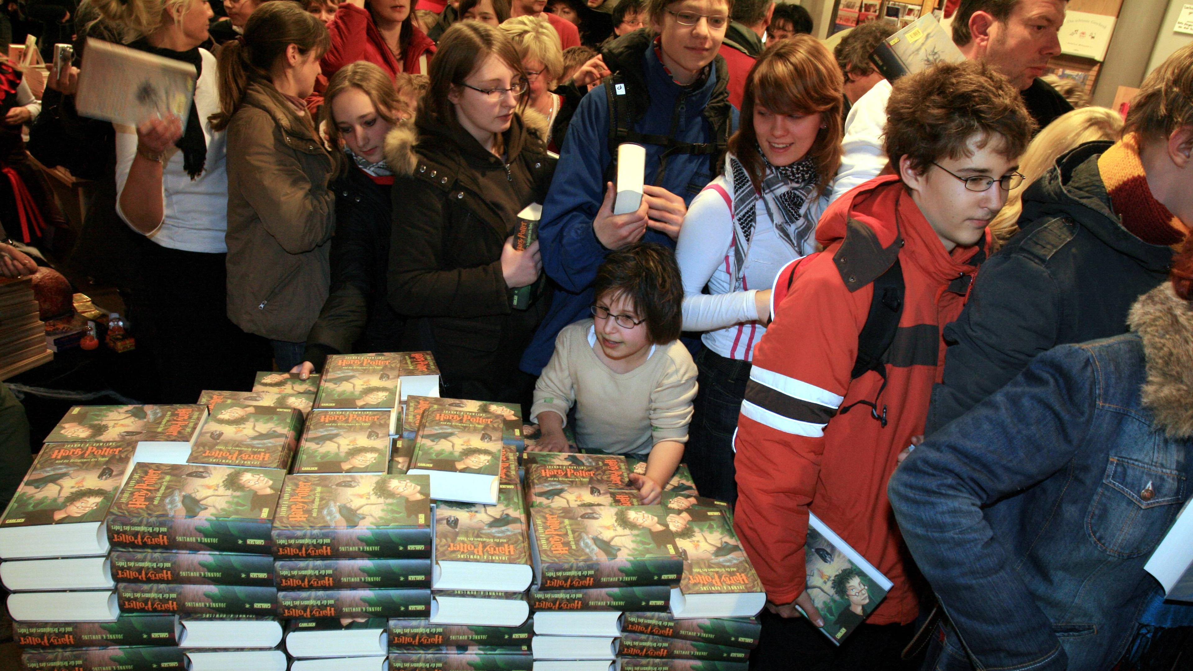 Harry Potter-Fans stehen für den letzten Teil in Buchladen an