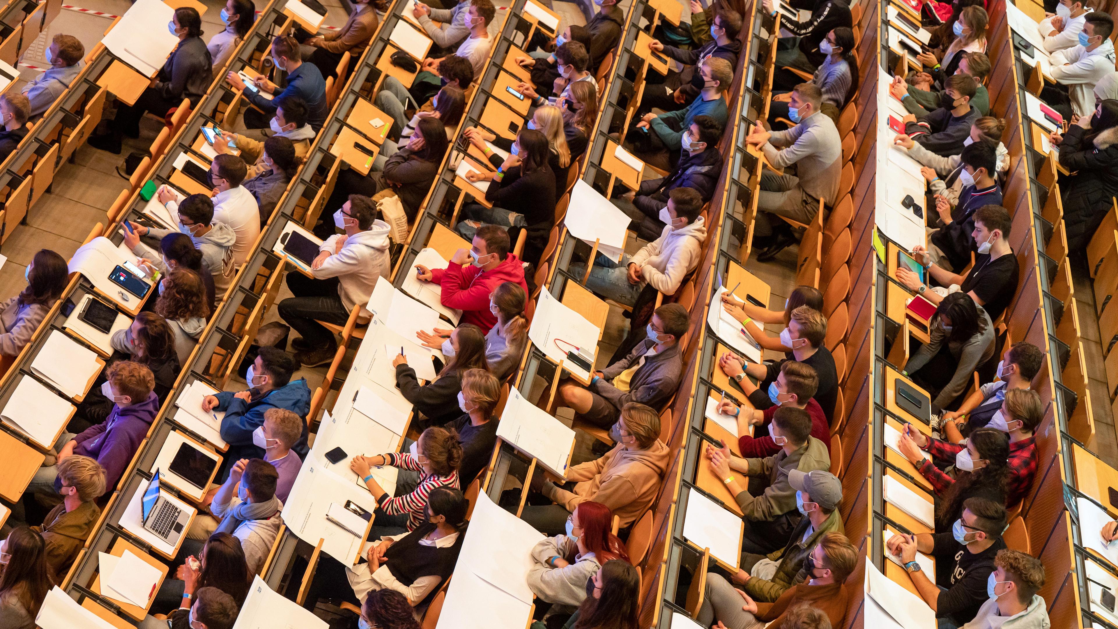 Archiv: Studenten nehmen an einer Präsenzveranstaltung im Audimax der Technischen Universität München (TUM) teil, aufgenommen am 18.10.2021