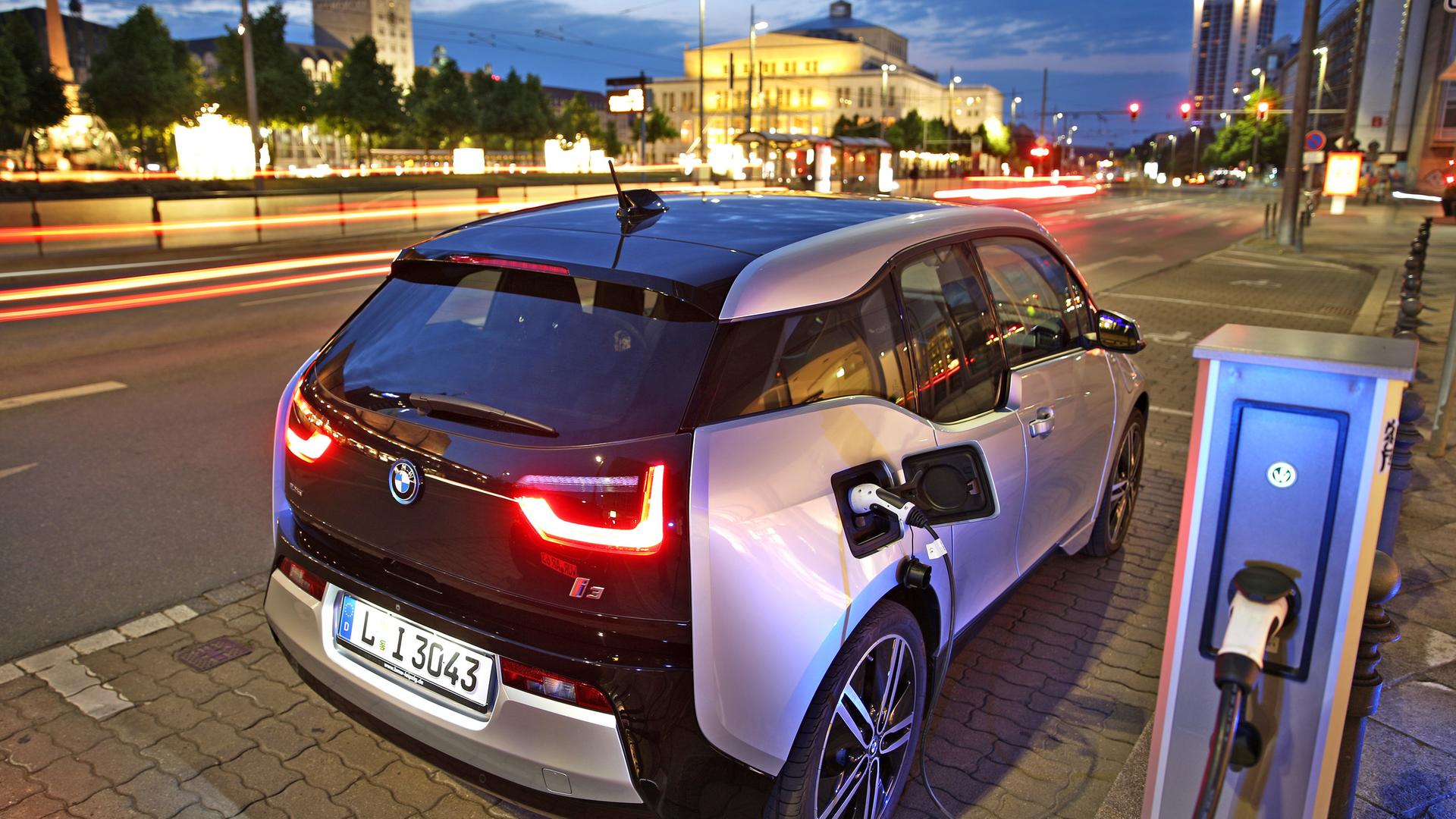 Elektroauto an der Tankstelle