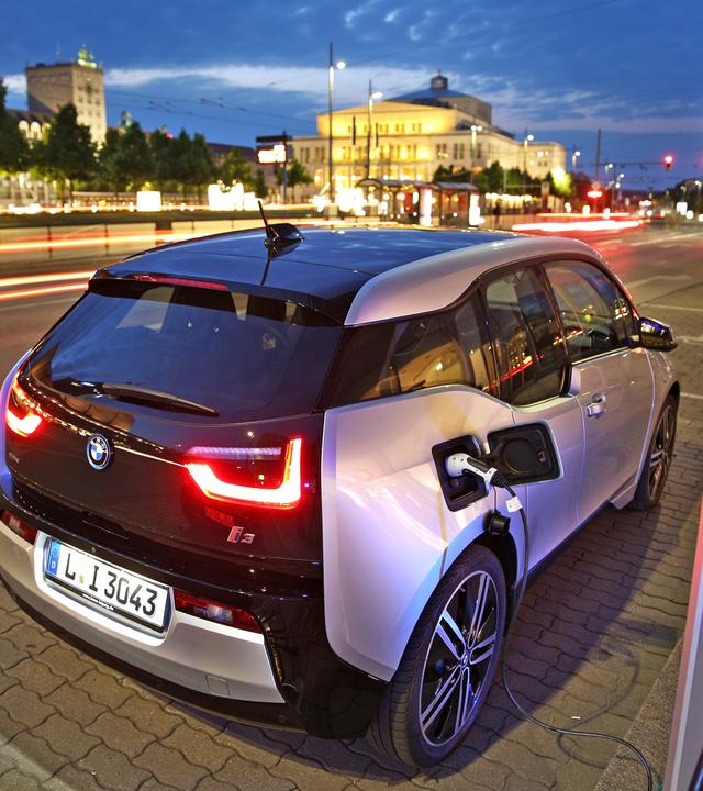 Elektroauto an der Tankstelle