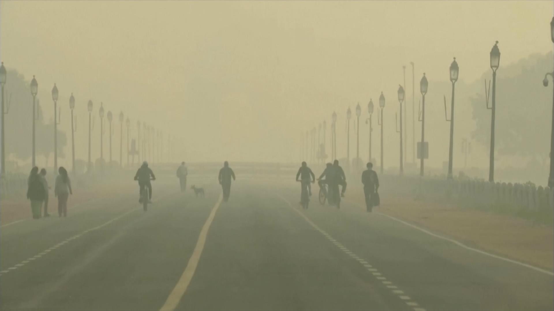 Eine befahrene Straße im Smog