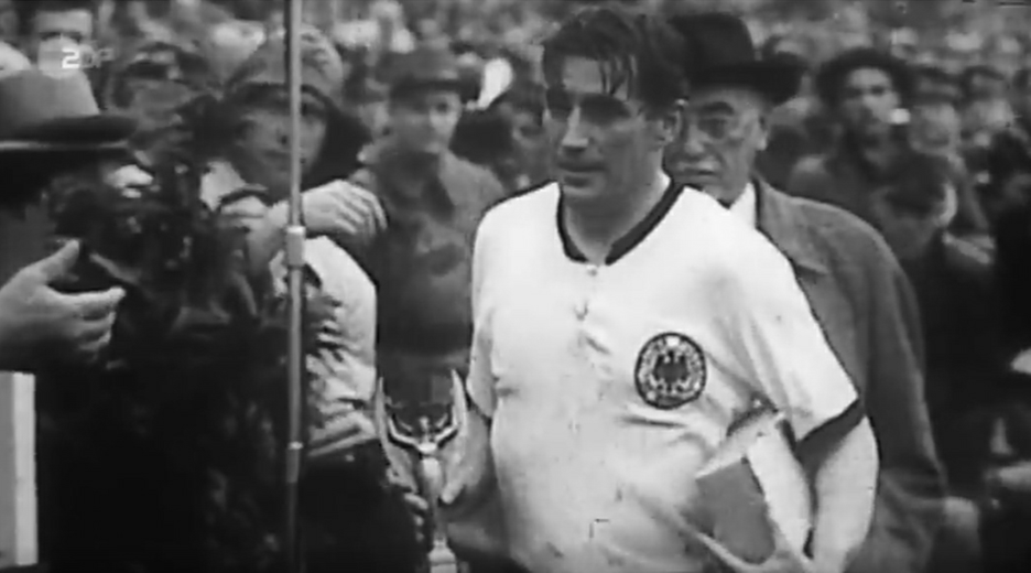 1954: Fritz Walter in Bern mit dem Weltmeister-Pokal 