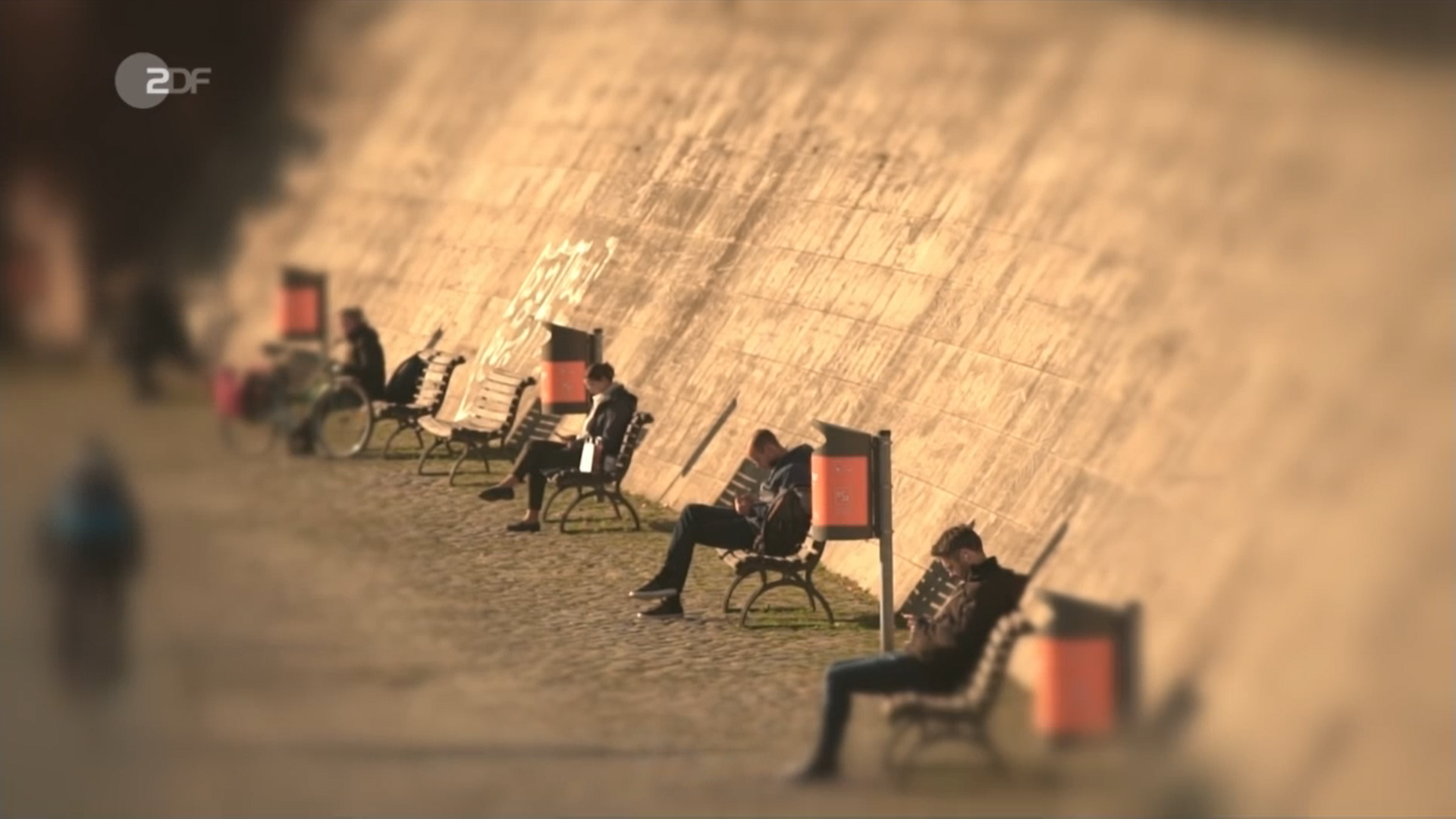 Menschen sitzen mit Abstand auf Bänken, 15.11.2020