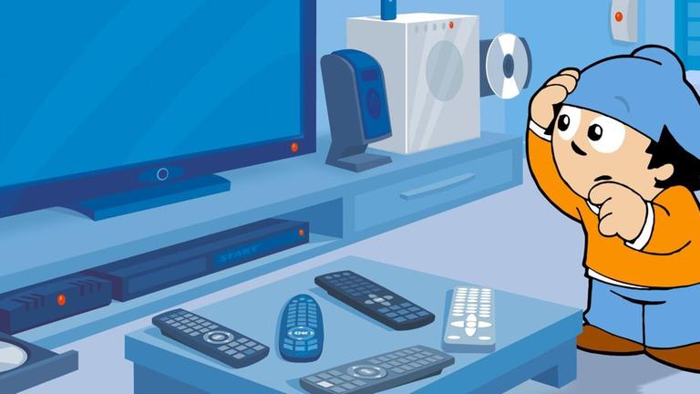 Mainzelmännchen Conni steht an einem Tisch, auf dem fünf Fernbedienungen liegen, schaut sichtlich überfordert und fasst sich dabei mit der echten Hand an die Mütze. Rechts an der Wand auf einem Regal die zugehörigen Geräte wie Fernseher, DVD-Player und Stereoanlage; an der Decke ein Beamer.