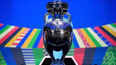 EM-Pokal bei der Auslosung der Gruppen für die Qualifikation zur Fußball-EM 2024