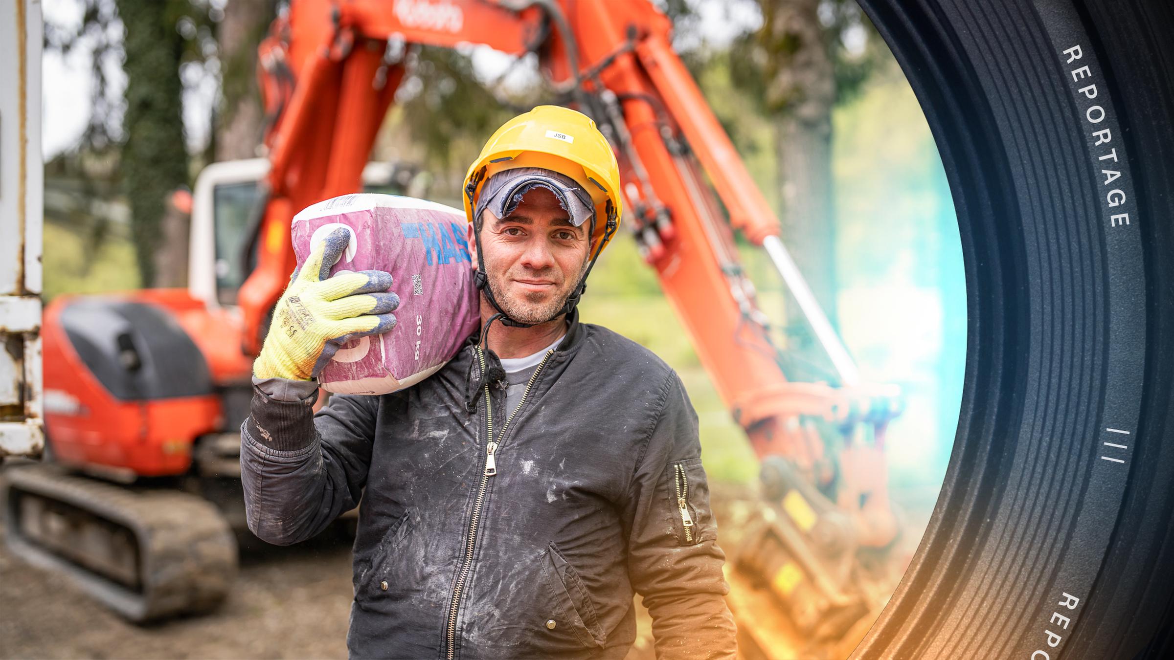 "ZDF.reportage: Deutschlands Tagelöhner - Harte Arbeit, wenig Lohn?": Tagelöhner Hajdar Hajdari ist auf einer Baustelle und trägt einen Sack Zement auf der Schulter.