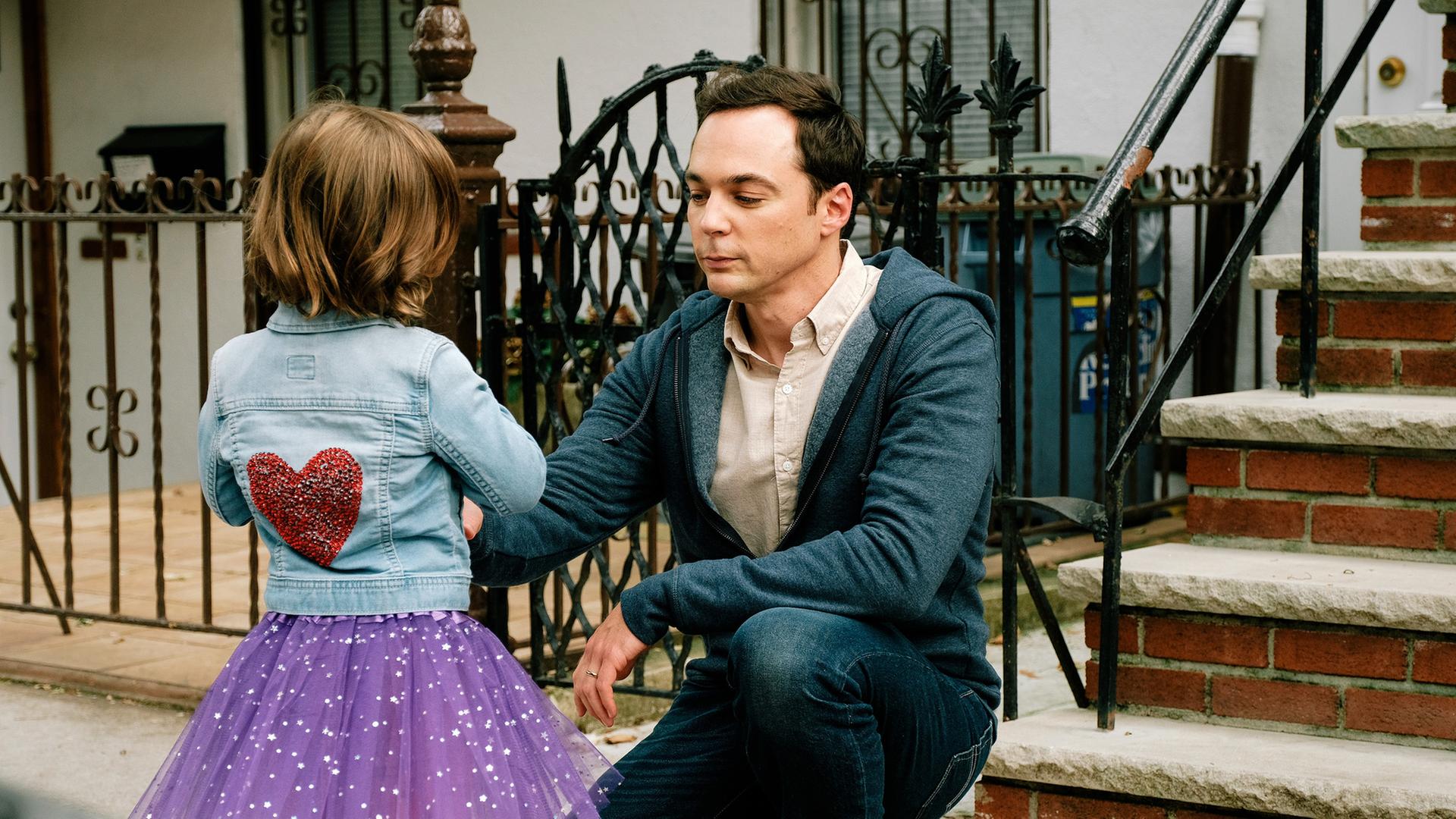 "Ein Kind wie Jake": Greg Wheeler (Jim Parsons re.) und sein Sohn Jake Wheeler (Claire Danens li.) verbringen zusammen Zeit miteinander.